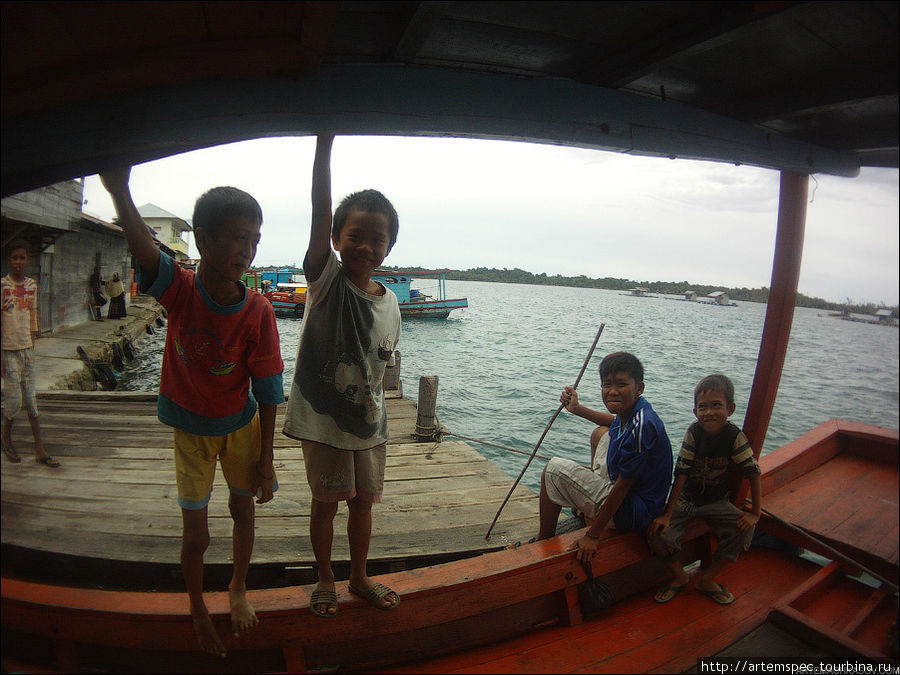 В ожидании отплытия, мы сидели на палубе нашего судна и к нам пришли пообщаться эти симпатичные ребятишки. Суматра, Индонезия