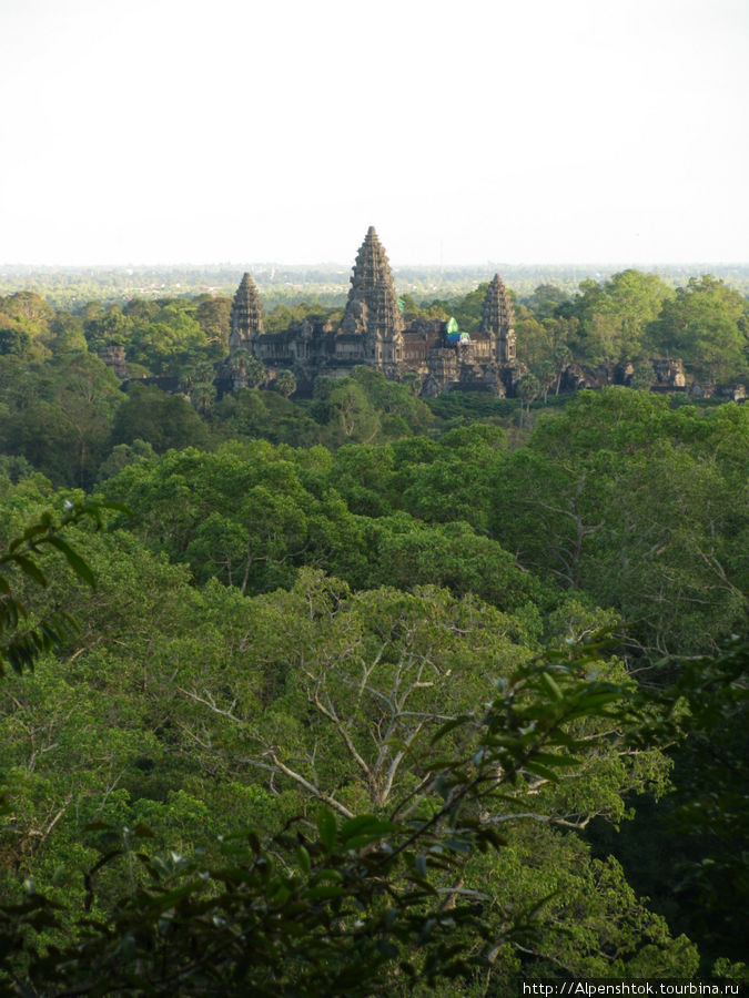 Ангкор Ват, со смотровой площадки на горе Ангкор (столица государства кхмеров), Камбоджа