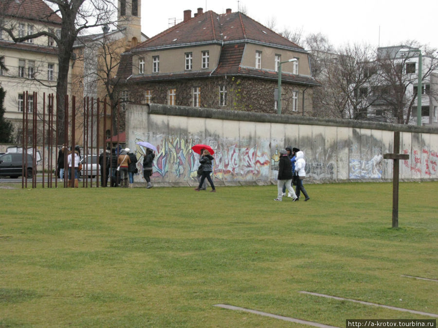 экскурсанты смотрят стену Берлин, Германия