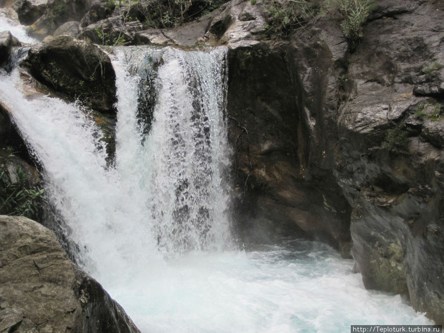 Водопад в каньоне дает живительную прохладу в самую жару Алания, Турция