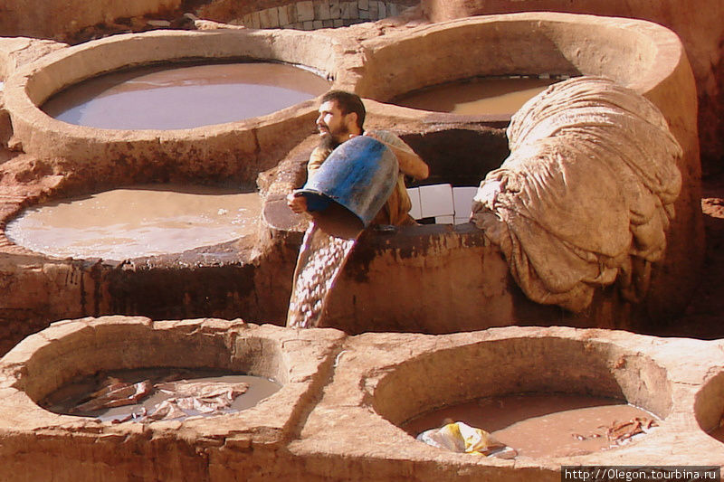 Рабочие постоянно поддерживают растворы, подливая в каждую ванну воду и выливая из тех, откуда достают шкуры Фес, Марокко