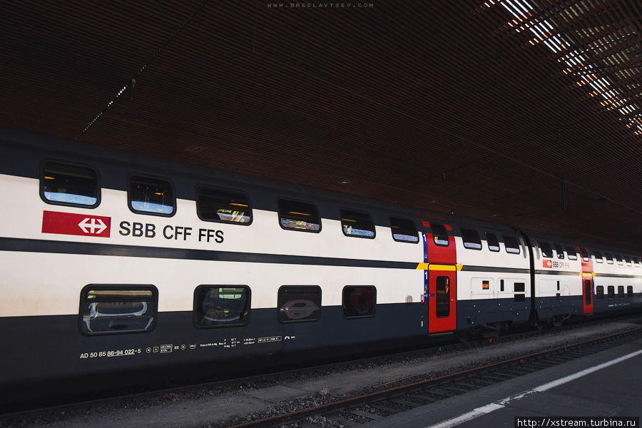 Швейцарский двухэтажный поезд. Мне, как любителю железнодорожного транспорта, ежедневные покатушки на самых разнообразных поездах доставляли огромное удовольствие:) Цюрих, Швейцария