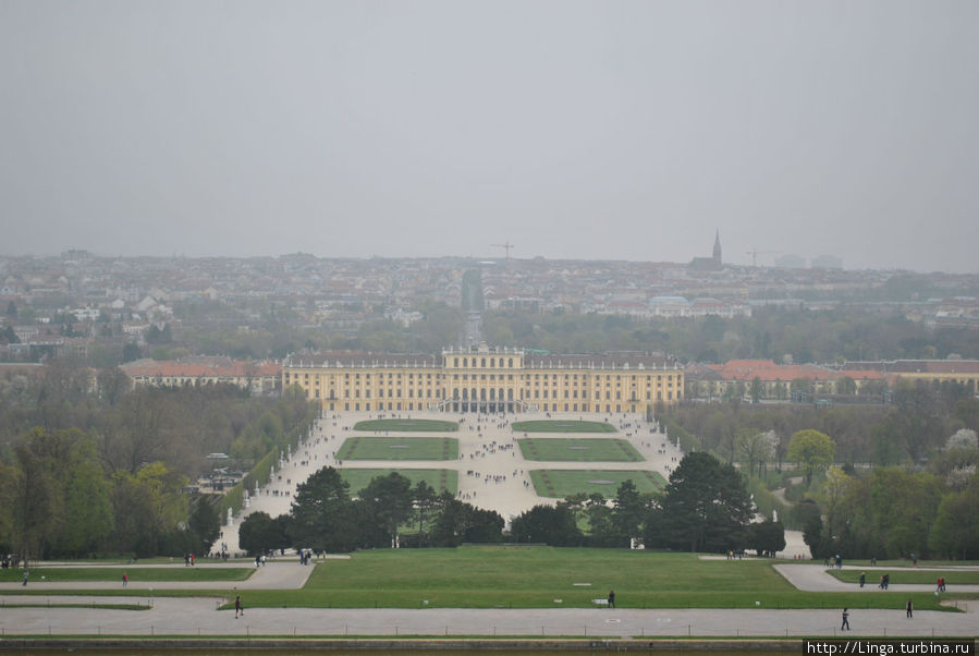 Вид со смотровой площадки Глориетты на дворец Шёнбрунн и на Вену Вена, Австрия