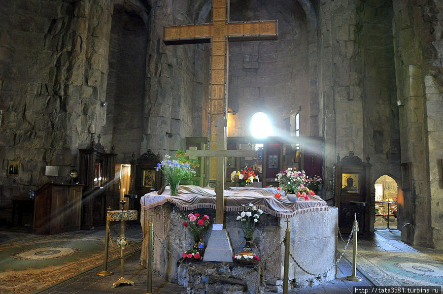 В центре храма стоит крест. Мцхета, Грузия