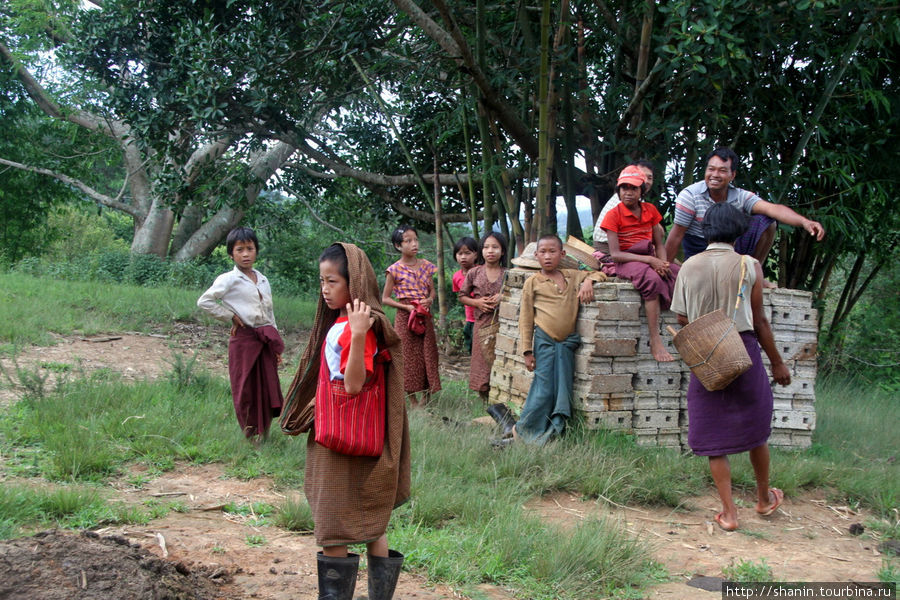 Очевидно, народ любит побездельничать — в разгар рабочего дня Кало, Мьянма