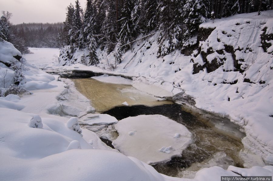 Скованный снегом и льдом Кивач Кондопога, Россия