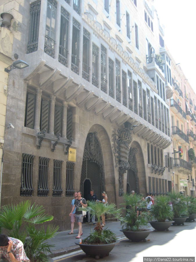 Дворец Гуэля — один из шедевральных заказов великого Мецената великому Мастеру Барселона, Испания