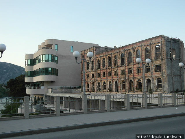 Новое и разрушенное войной здание. Мостар, Босния и Герцеговина