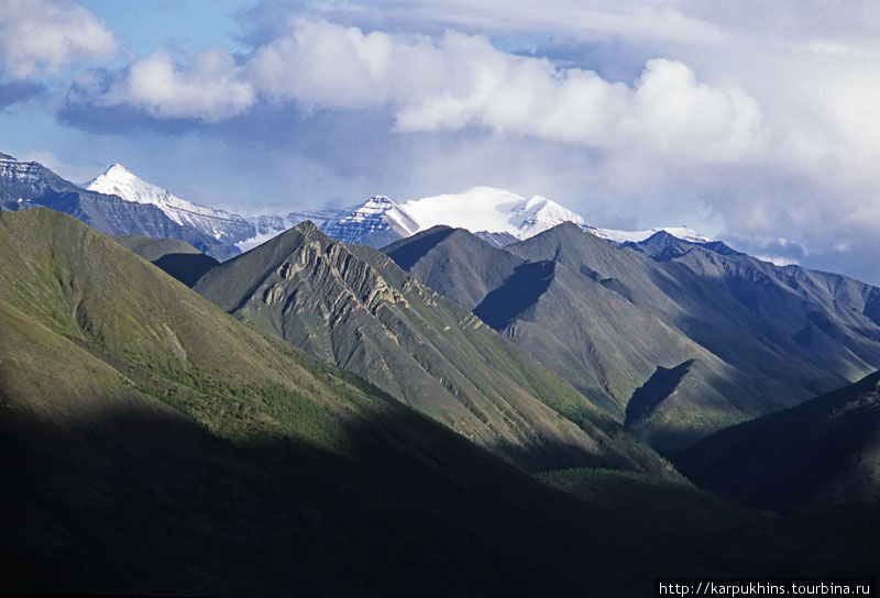 Вершина с широким заснеженным гребнем называется Палатка. Это одна из самых значительных вершин в хребте Сунтар-Хаята. Саха (Якутия), Россия