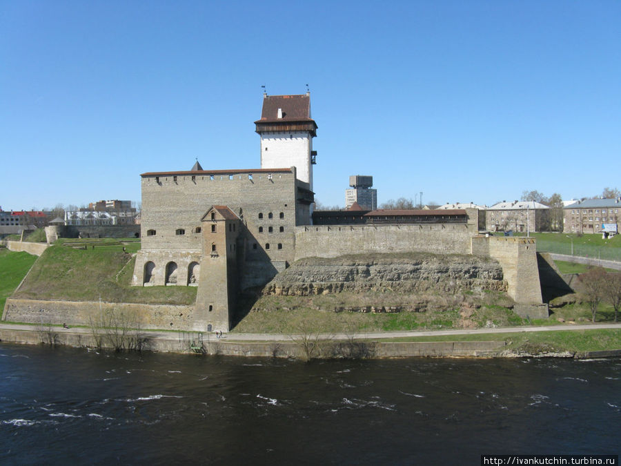 Крепость Ивангорода была выстроена специально напротив шведской крепости в Нарве. Это две самые близкие противостоящие друго другу крепости в Европе.