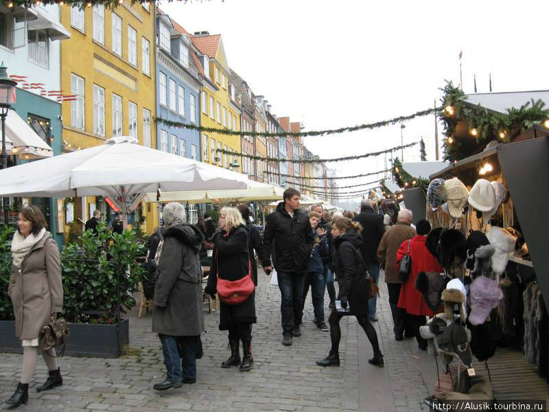 Гуляют и местные жители и туристы Копенгаген, Дания