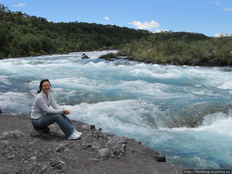 Очень бурная река с очень красивым цветом воды Висенте Перес Росалес Национальный Парк, Чили