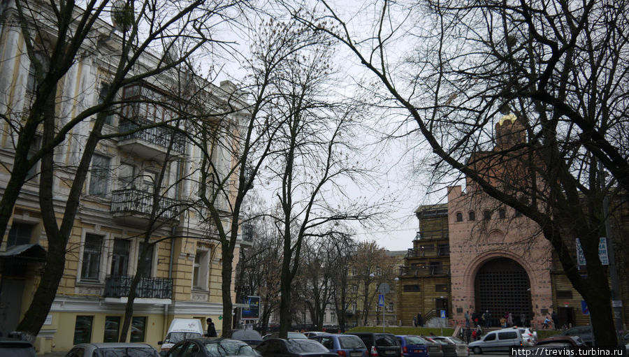 Золотые Ворота и жилой дом на Золотоворотинской улице Киев, Украина