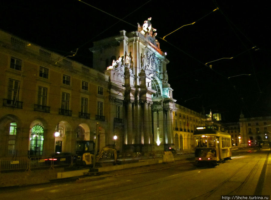 Торговая площадь Лиссабона — ночью и днем, сверху и снизу Лиссабон, Португалия