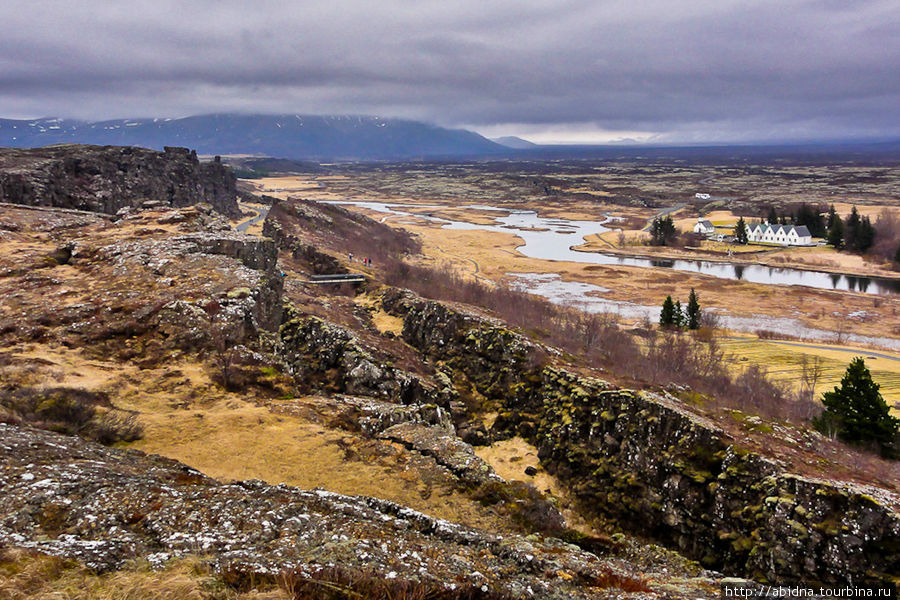 Национальный парк Тингветлир также известен как место тектонического разлома. Он располагается внутри крупной впадины земной коры, образованной на месте расхождения двух литосферных плит. На первой плите располагается Америка, на второй – Европа. Каждый год они удаляются друг от друга на 2 сантиметра. Исландия
