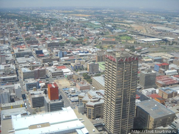По соседству гнездится тоже большой дом, но смотрится как меньшой брат Йоханнесбург, ЮАР