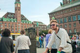 Пока туристы кучкуются на главной площади, местные расслабленно едут по делам. Как и в Голландии, на велосипедах.