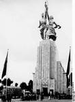 А это фотография советского павильона на всемирной выставке в Париже в 1937 году.