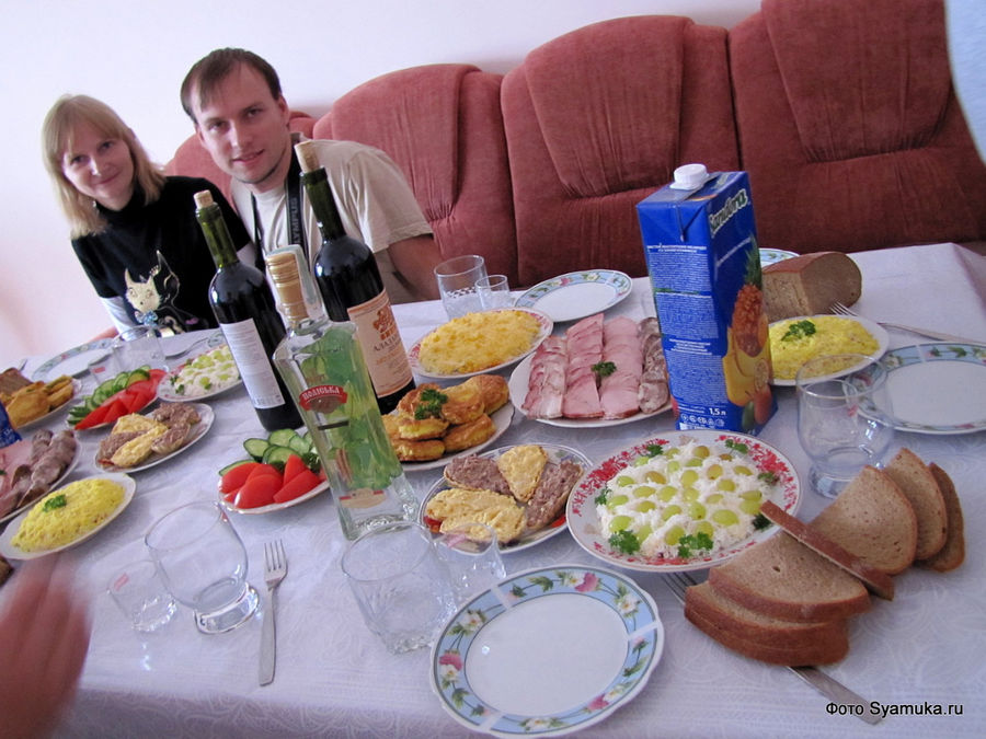 Мы за гостеприимным новоукраинским столом. Новоукраинка, Украина