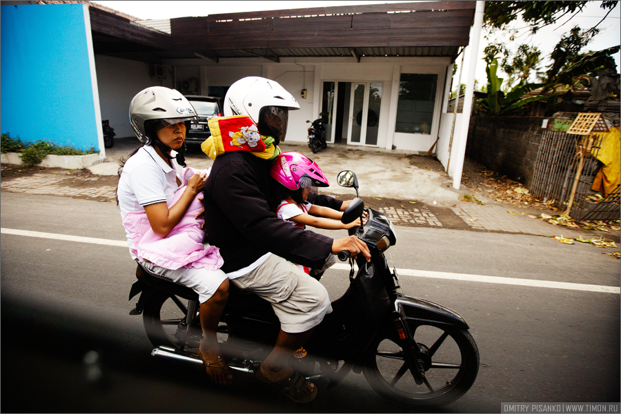 Особенности азиатской транспортировки детей на мопедах. Бали, Индонезия