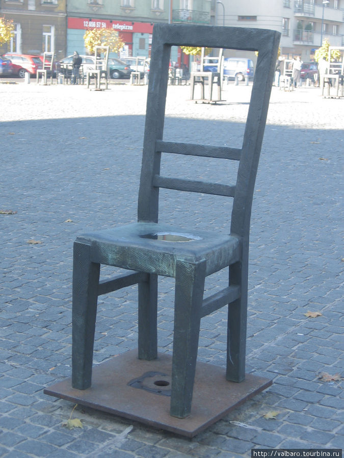 Элемент памятника — стул. Краков, Польша