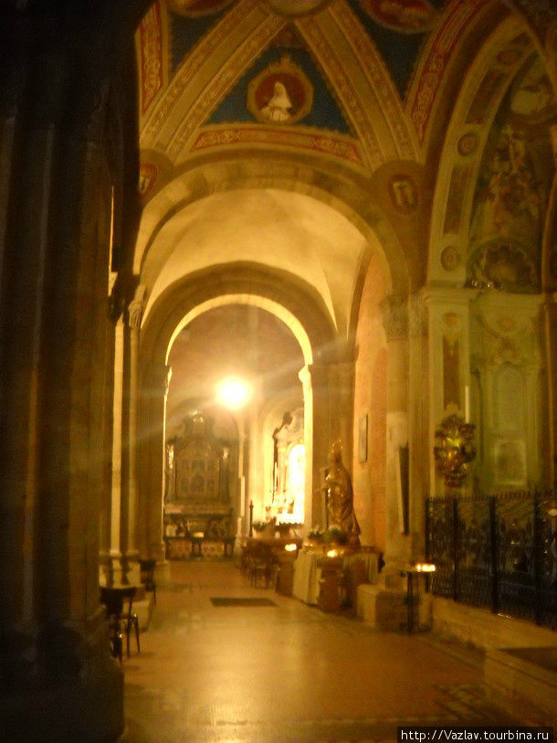 Внутри церкви Павия, Италия