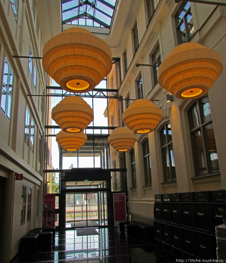 заскленный холл соединяет два отдельно стоящих здания Мальмё, Швеция