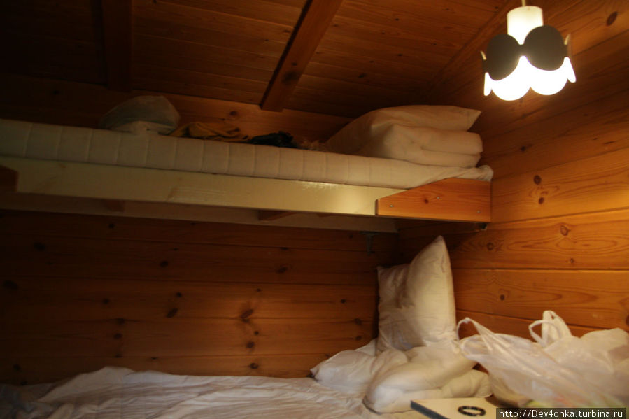 Внутри домика стоят одинарная кровать и двухярусная. Иматра, Финляндия