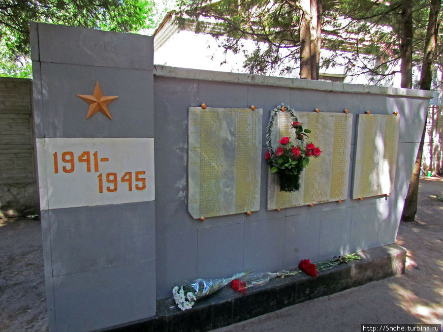 мемориал состоит из двух стен и обелиска, на первой списки погибших при освобождении учхоза Рогань, Украина