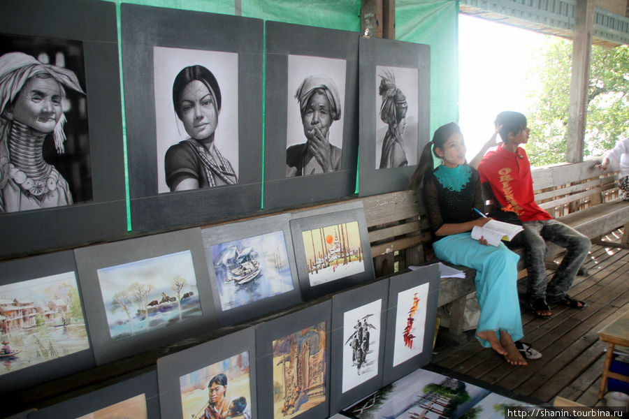 Выставка-продажа картин — прямо на мосту Амарапура, Мьянма