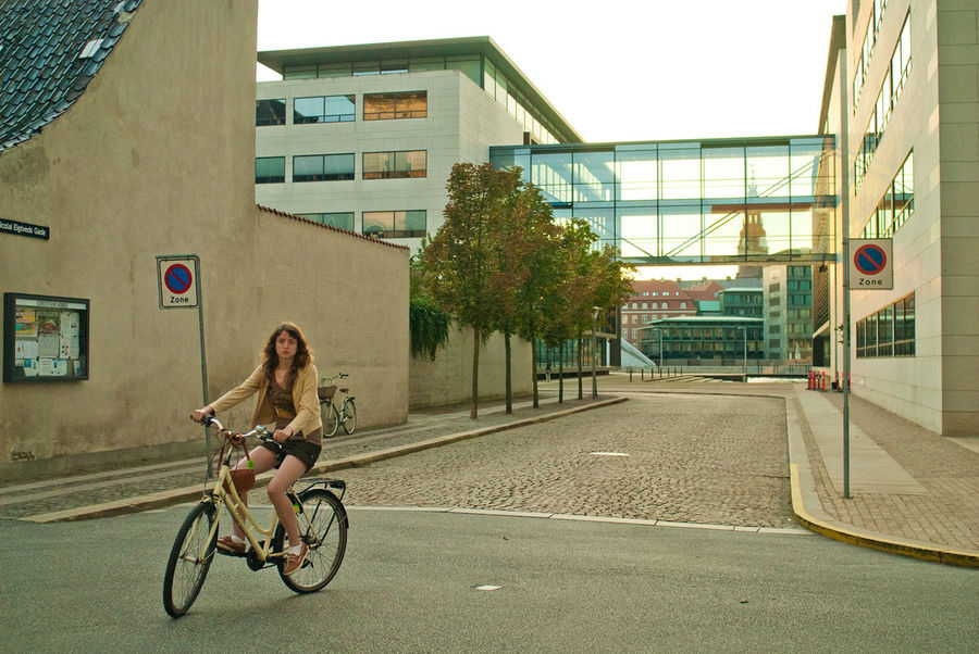 Знакомиться с городом на велосипеде — огромное удовольствие и значительная экономия времени. Если вы в Скандинавии или Нидерландах, у вас нет машины, а в распоряжении всего пара дней, первым делом идите в ближайший прокат. Копенгаген, Дания