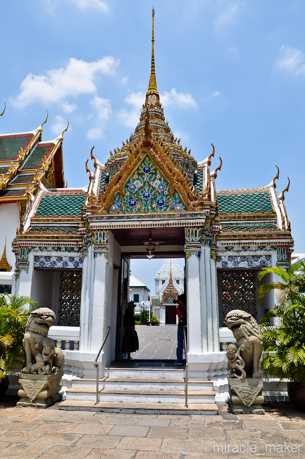 Ворота ведущие от Храма Изумрудного Будды к Королевскому дворцу. Бангкок, Таиланд