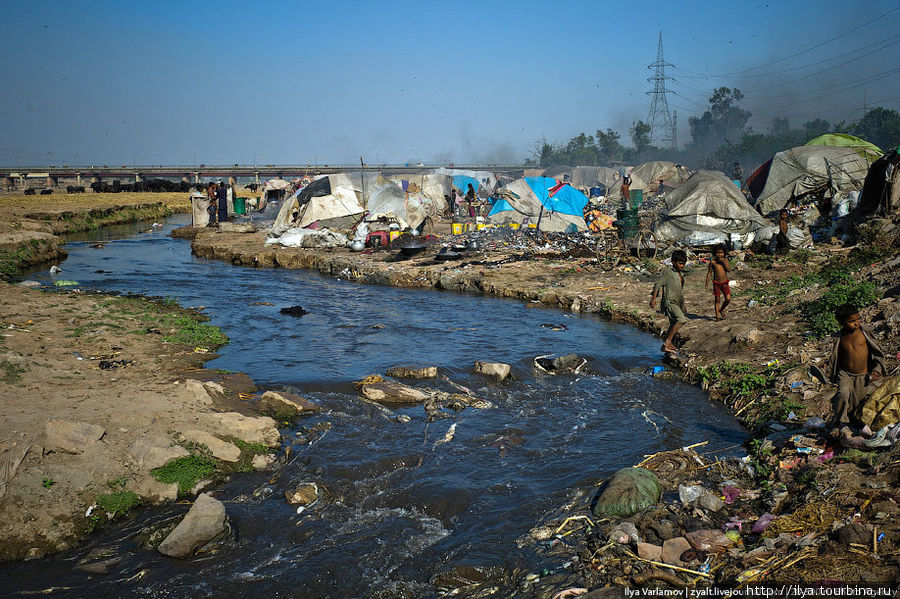 Бедняки живут на берегу зловонной речки. Эта не совсем речка — эта городская канализация. Лахор, Пакистан