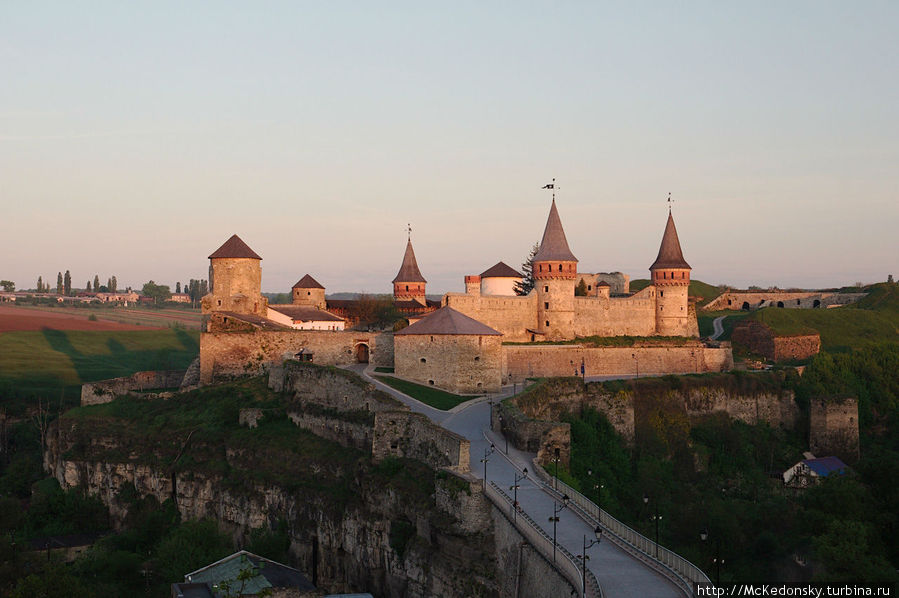 замок в лучах утреннего Солнца Каменец-Подольский, Украина