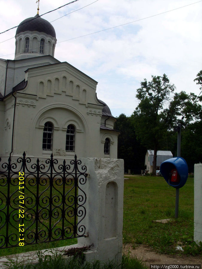 Вот такую церквушку мы встретили, гуляя по окрестностям. Даже телефон-автомат есть. Москва, Россия