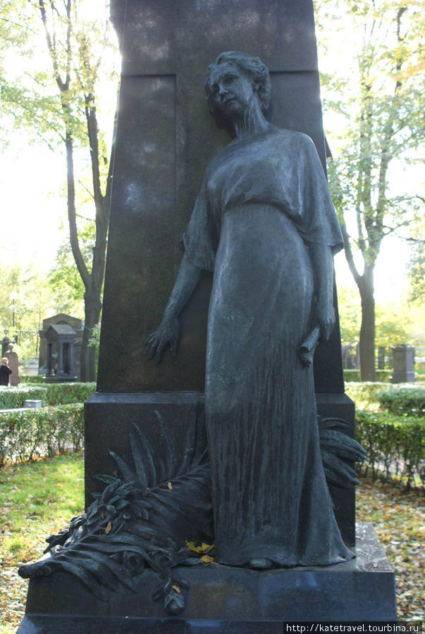 Памятник на могиле В.Ф. Комиссаржевской Санкт-Петербург, Россия