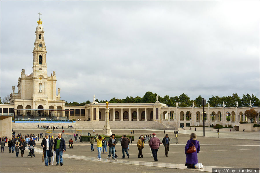 Площадь, где произошло явление Девы Марии детям и базилика. Фатима, Португалия