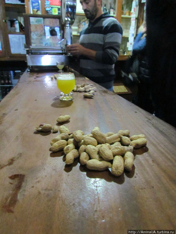 пончу закусывают арахисом Фуншал, Португалия