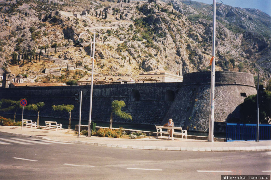 Котор. Стены сторожевой крепости, уходящие в горы. Черногория