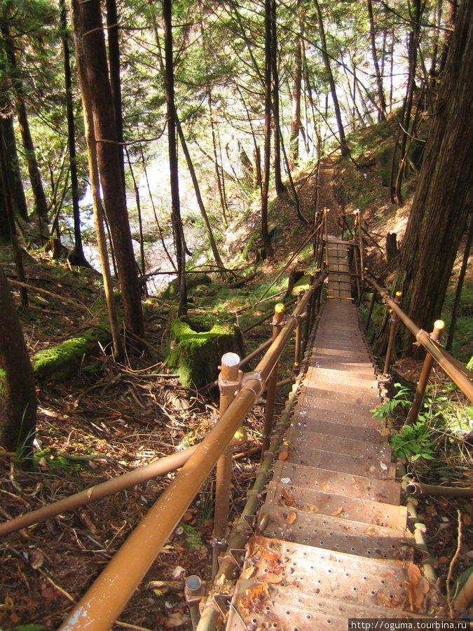 Спуск к подножию водопада Префектура Нагано, Япония