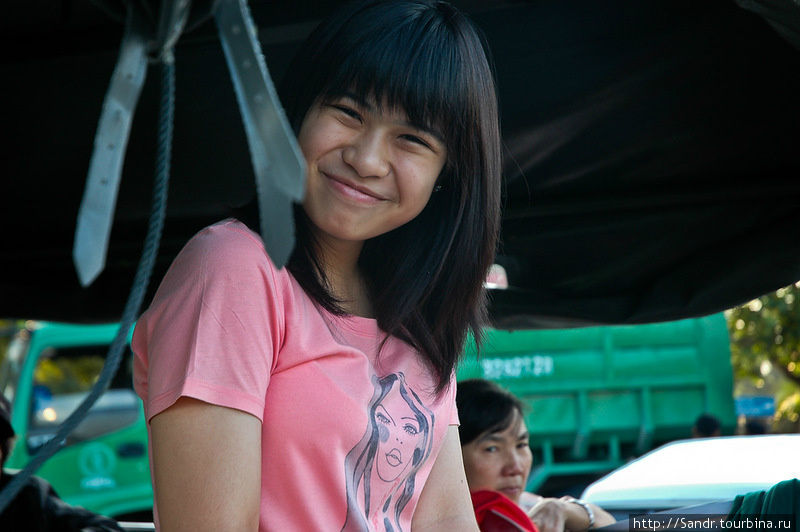 — Водички? – из кузова грузовика волонтеров высовывается школьница в розовой футболке. Она мило улыбается и протягивает мне бутылку с питьевой водой. Я не смею отказать ей, чем вызываю радость остальных девчонок. Эти по-детски добрые эмоции действуют на меня отрезвляюще. Бангкок, Таиланд