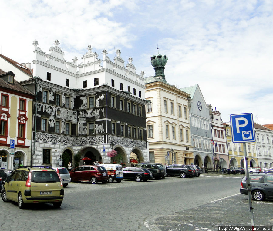 На площади Мира — Дом У черного орла с черно-белыми сграффито Литомержице, Чехия