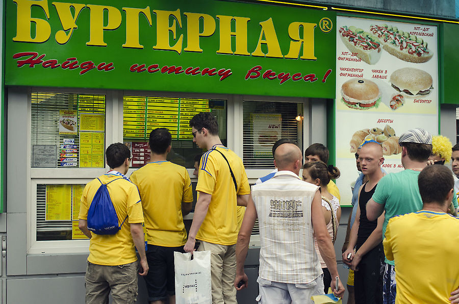 В Донецке очень мало нормальных заведений с едой. Местные преимущественно едят в таких палатках. Средний сегмент кафешек (т.е. самый ходовой), отсутствует в принципе. То, что есть — заходить не очень приятно. А хочешь вкусно покушать — иди в дорогой ресторан, куда местные не ходят. Если на летней террасе пусто — это хороший знак, значит там дорого и съедобно. Донецк, Украина