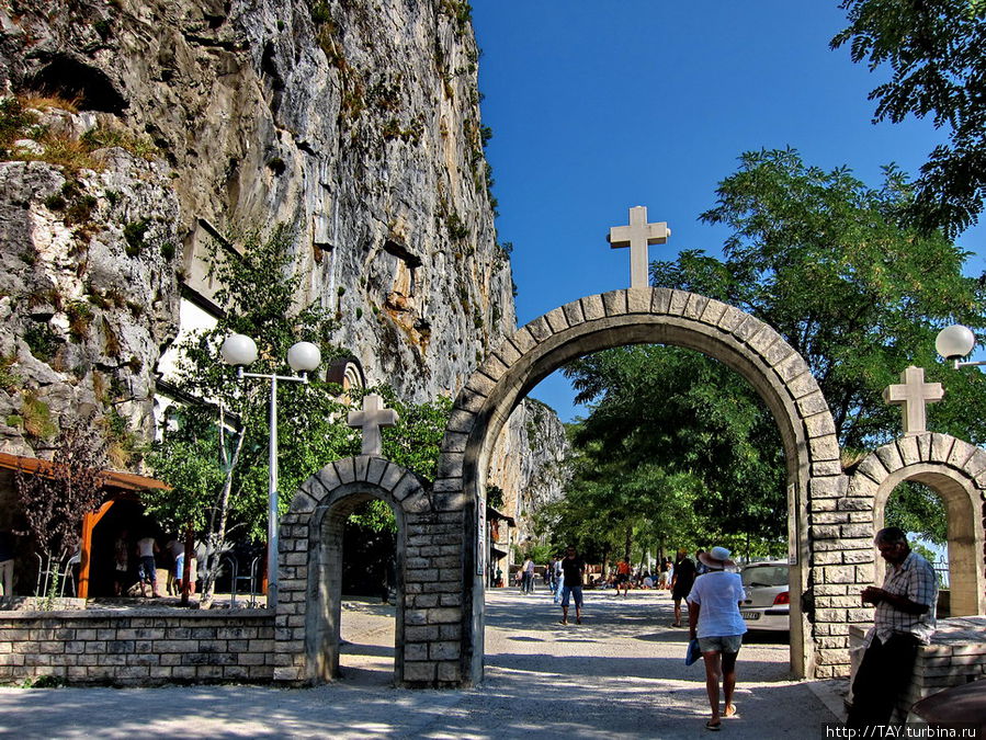 Вход в монастырь монастырь Острог, Черногория