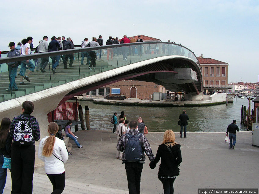 Вид с площади парковок на мост, по ту сторону которого остановка водного трамвайчика до Венеции Венеция, Италия