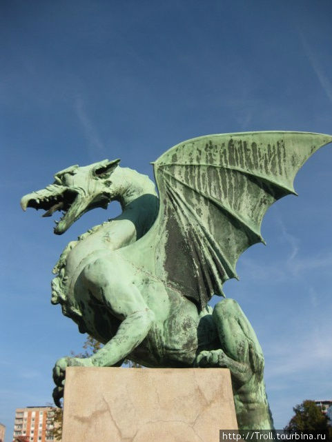 Один из знаменитых дракончиков на мосту Любляна, Словения