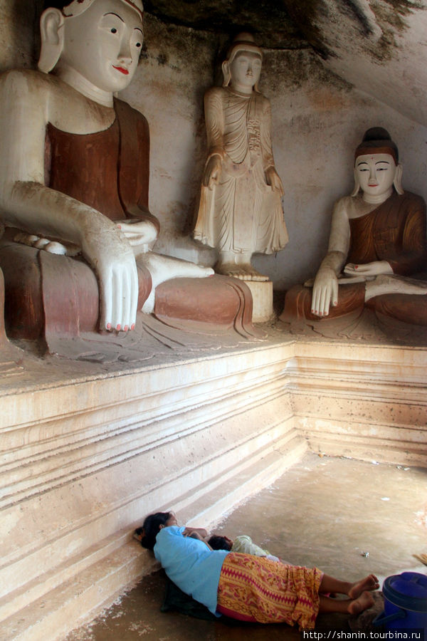 Монахи, торговцы, туристы Монива, Мьянма