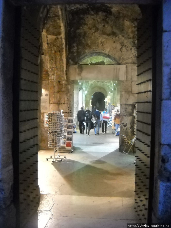 Так выглядят сувенирные магазины в подземельях дворца Диоклетиана