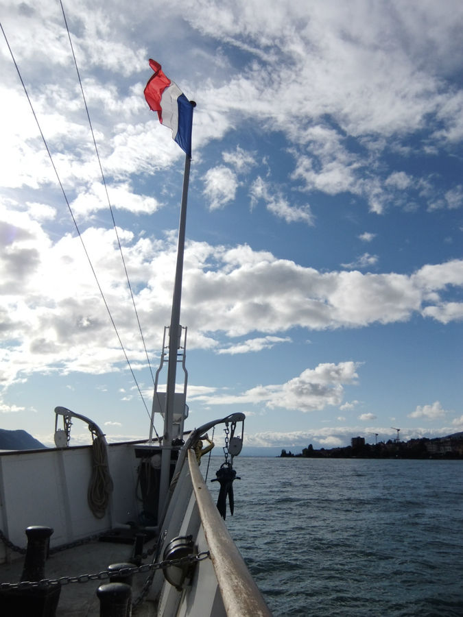 По Женевскому озеру пароходы плавают под двумя флагами. На носу — французский, на корме — швейцарский. Кантон Во, Швейцария
