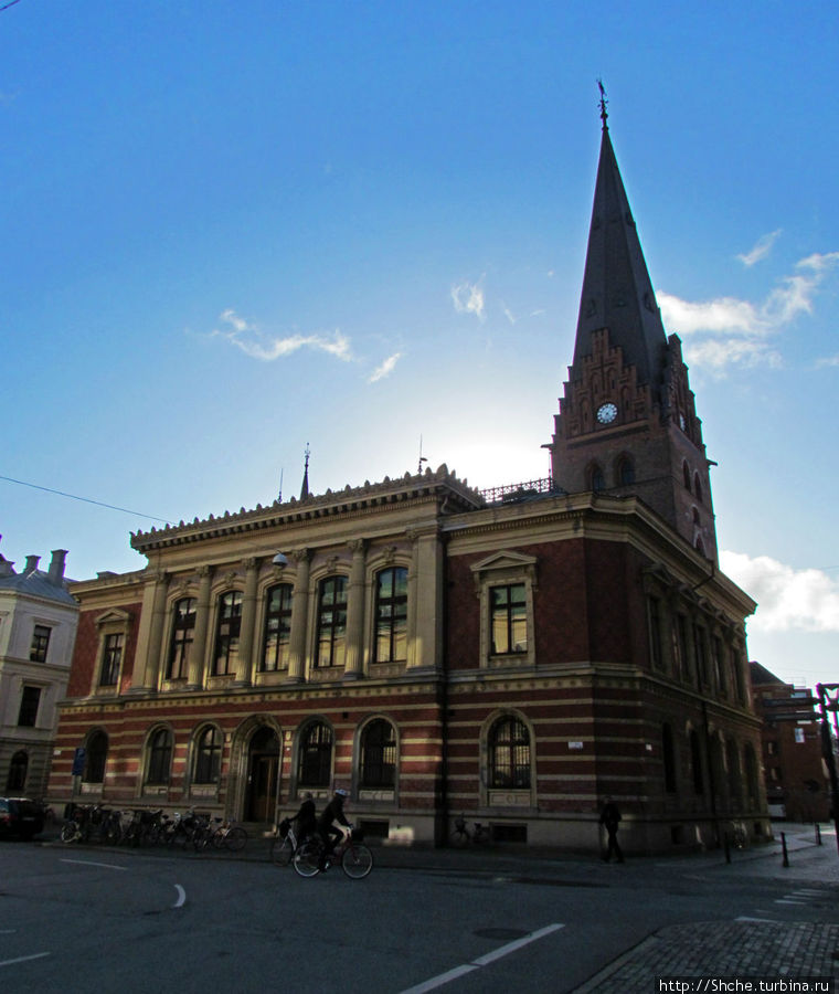Муз. театр, за ним церковь св. Петра Мальмё, Швеция